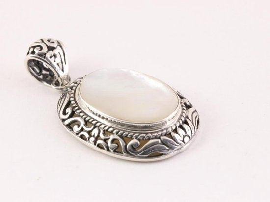 Bewerkte zilveren hanger met parelmoer afbeelding 2