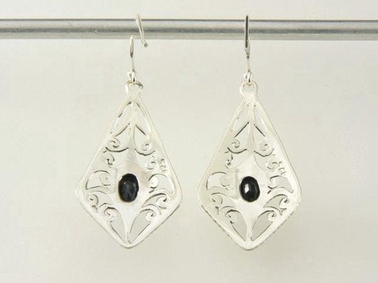 Opengewerkte zilveren oorbellen met blauwe saffier afbeelding 3