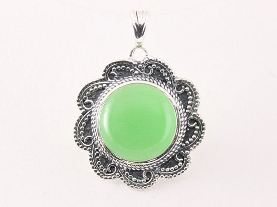 Bewerkte zilveren hanger met groene opaal afbeelding 1