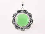 Bewerkte zilveren hanger met groene opaal afbeelding 1