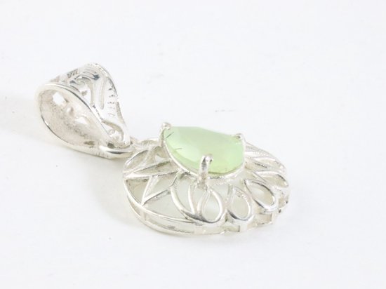 Bewerkte ronde zilveren hanger met amethist aan ketting afbeelding 2