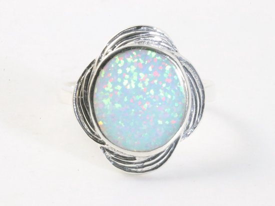 Bewerkte zilveren ring met welo opaal afbeelding 4