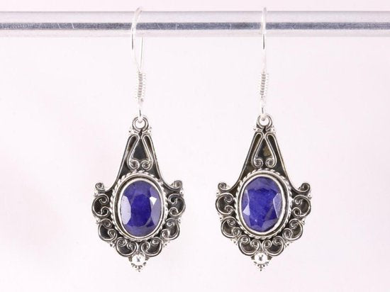 Bewerkte zilveren oorbellen met blauwe saffier afbeelding 4