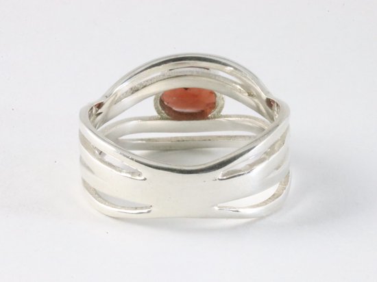 Opengewerkte zilveren ring met granaat afbeelding 3