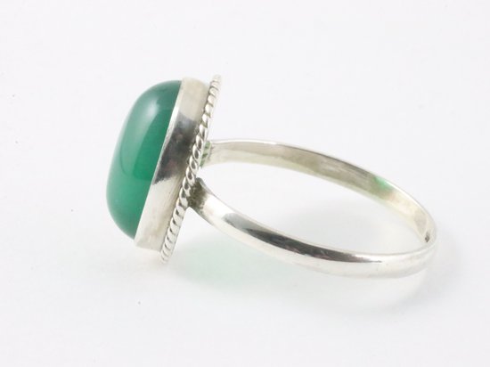 Bewerkte ovale zilveren ring met groene onyx afbeelding 2