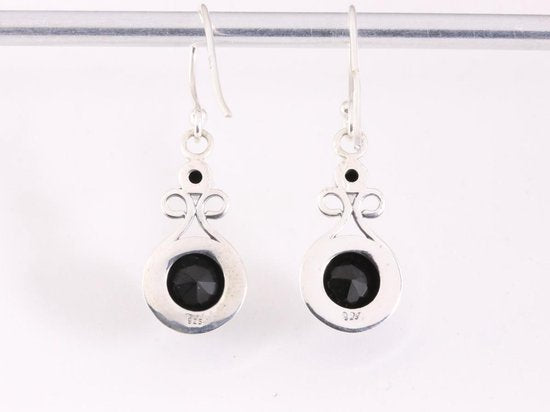 Opengewerkte zilveren oorbellen met onyx afbeelding 3
