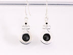 Opengewerkte zilveren oorbellen met onyx afbeelding 3