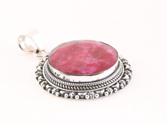 Grote ronde bewerkte zilveren hanger met robijn aan vossenstaart ketting afbeelding 2