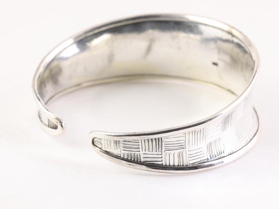 Gehamerde zilveren klemarmband met geruit motief afbeelding 3