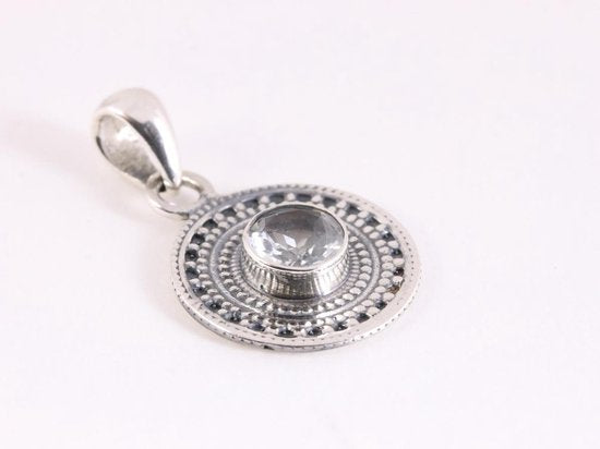Fijne bewerkte ronde zilveren hanger met bergkristal afbeelding 2