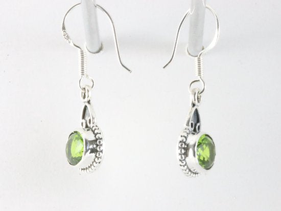 Fijne bewerkte zilveren oorbellen met peridoot afbeelding 2