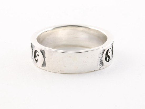 Zilveren ring met yin en yang tekens afbeelding 2