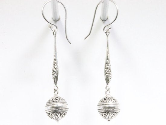 Traditionele bewerkte lange zilveren oorbellen met bolletjes afbeelding 2