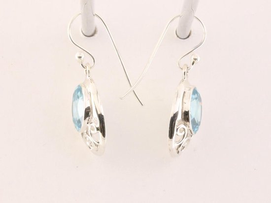 Opengewerkte zilveren oorbellen met blauwe topaas afbeelding 4