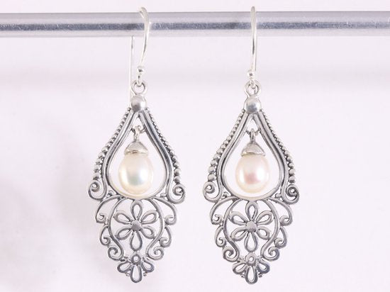 Opengewerkte zilveren oorbellen met witte zoetwater parel afbeelding 4