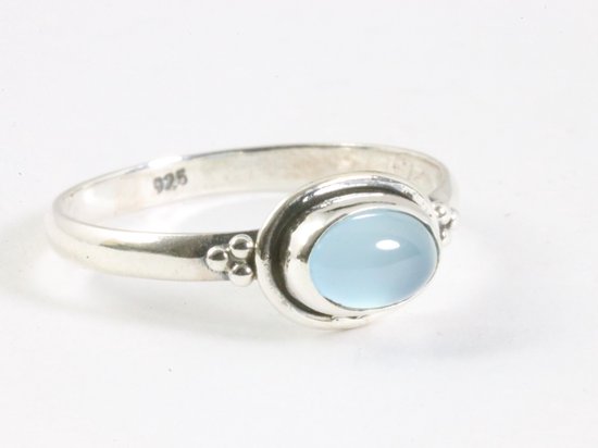 Fijne bewerkte zilveren ring met blauwe chalcedoon afbeelding 1