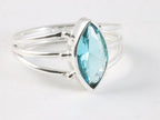 Opengewerkte zilveren ring met blauwe topaas afbeelding 1
