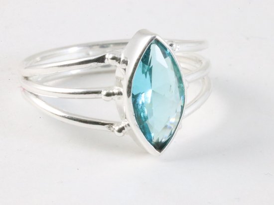 Opengewerkte zilveren ring met blauwe topaas afbeelding 1