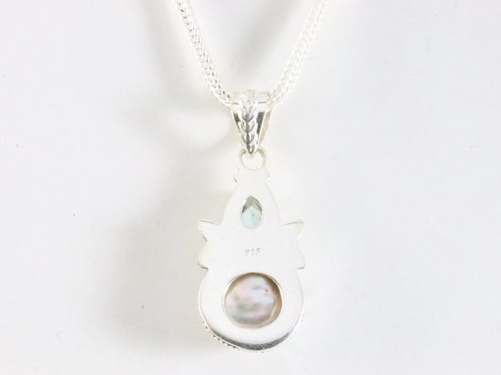 Bewerkte zilveren hanger met wilde parel en blauwe topaas aan ketting afbeelding 3