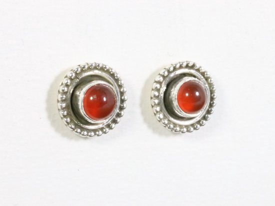 Fijne bewerkte ronde zilveren oorstekers met carneool afbeelding 3