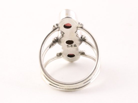 Opengewerkte zilveren ring met 3 granaat stenen afbeelding 3