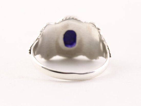 Bewerkte zilveren ring met blauwe saffier afbeelding 3