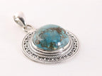 Bewerkte ronde zilveren hanger met blauwe koperturkoois afbeelding 2