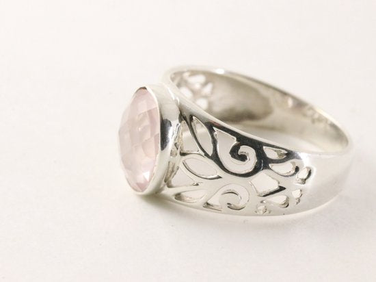 Opengewerkte zilveren ring met rozenkwarts afbeelding 2