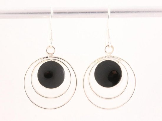 Ronde opengewerkte zilveren oorbellen met onyx afbeelding 4