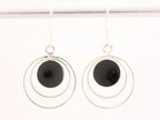 Ronde opengewerkte zilveren oorbellen met onyx afbeelding 4