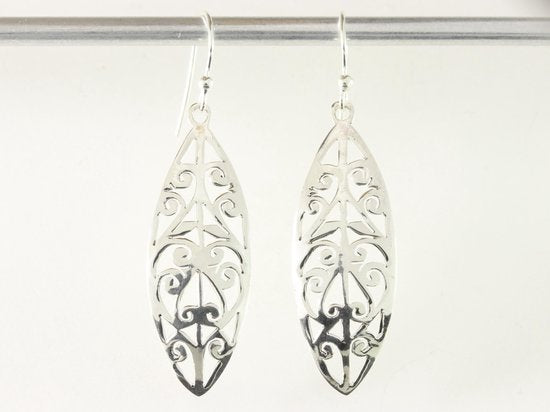 Lange opengewerkte zilveren oorbellen afbeelding 4