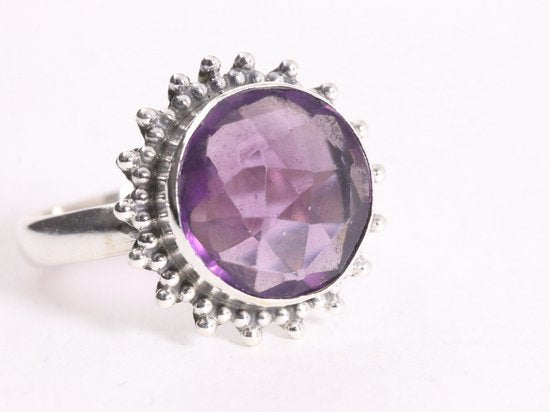 Ronde bewerkte zilveren ring met amethist afbeelding 1