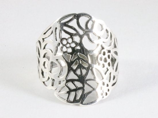 Brede opengewerkte zilveren ring met bloemen afbeelding 4