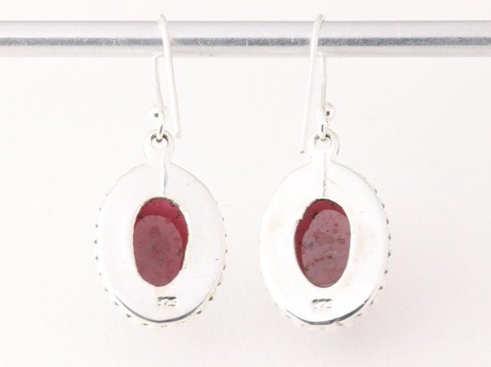 Bewerkte ovale zilveren oorbellen met granaat afbeelding 3