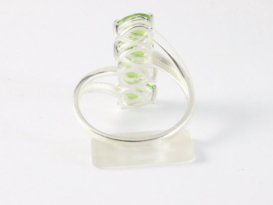 Langwerpige hoogglans zilveren ring met peridoot stenen afbeelding 2