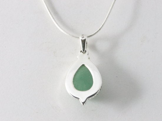Bewerkte druppelvormige zilveren hanger met jade aan ketting afbeelding 3