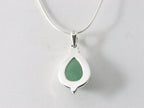 Bewerkte druppelvormige zilveren hanger met jade aan ketting afbeelding 3