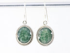 Bewerkte ovale zilveren oorbellen met smaragd afbeelding 3
