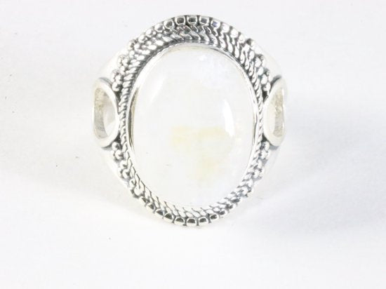 Bewerkte zilveren ring met regenboog maansteen afbeelding 3