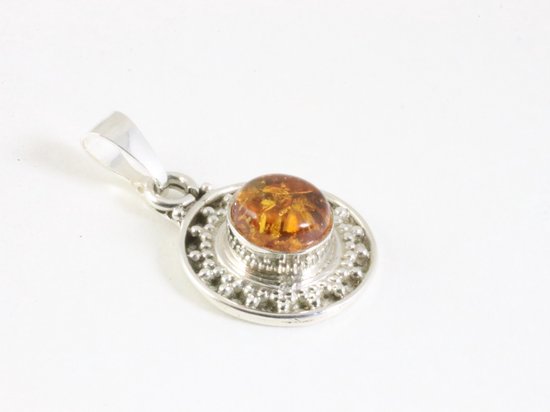 Fijne bewerkte ronde zilveren hanger met amber aan ketting afbeelding 2