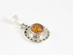 Fijne bewerkte ronde zilveren hanger met amber aan ketting afbeelding 2