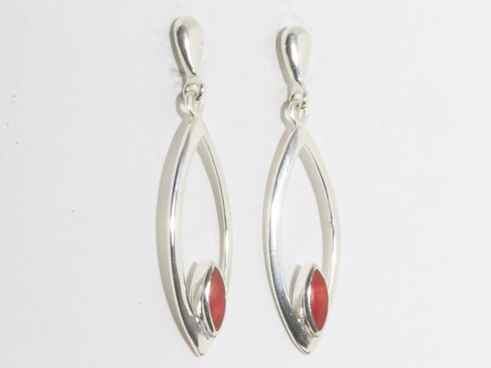 Lange opengewerkte zilveren oorstekers met rode koraal steen afbeelding 2