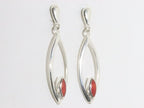 Lange opengewerkte zilveren oorstekers met rode koraal steen afbeelding 2