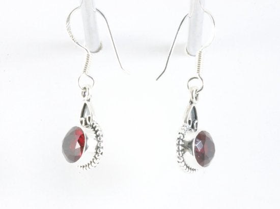 Fijne bewerkte zilveren oorbellen met granaat afbeelding 2