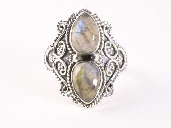 Bewerkte zilveren ring met labradoriet afbeelding 4