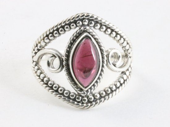 Opengewerkte zilveren ring met granaat afbeelding 4