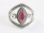 Opengewerkte zilveren ring met granaat afbeelding 4
