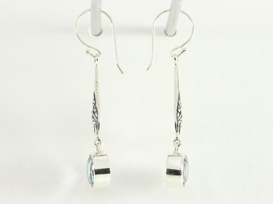 Lange bewerkte zilveren oorbellen met blauwe topaas afbeelding 2