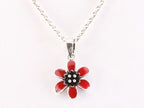 Fijne bloemvormige zilveren hanger met rode emaille aan ketting afbeelding 1