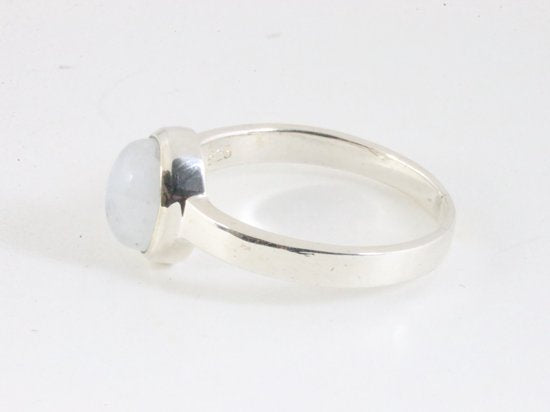 Hoogglans zilveren ring met regenboog maansteen afbeelding 2